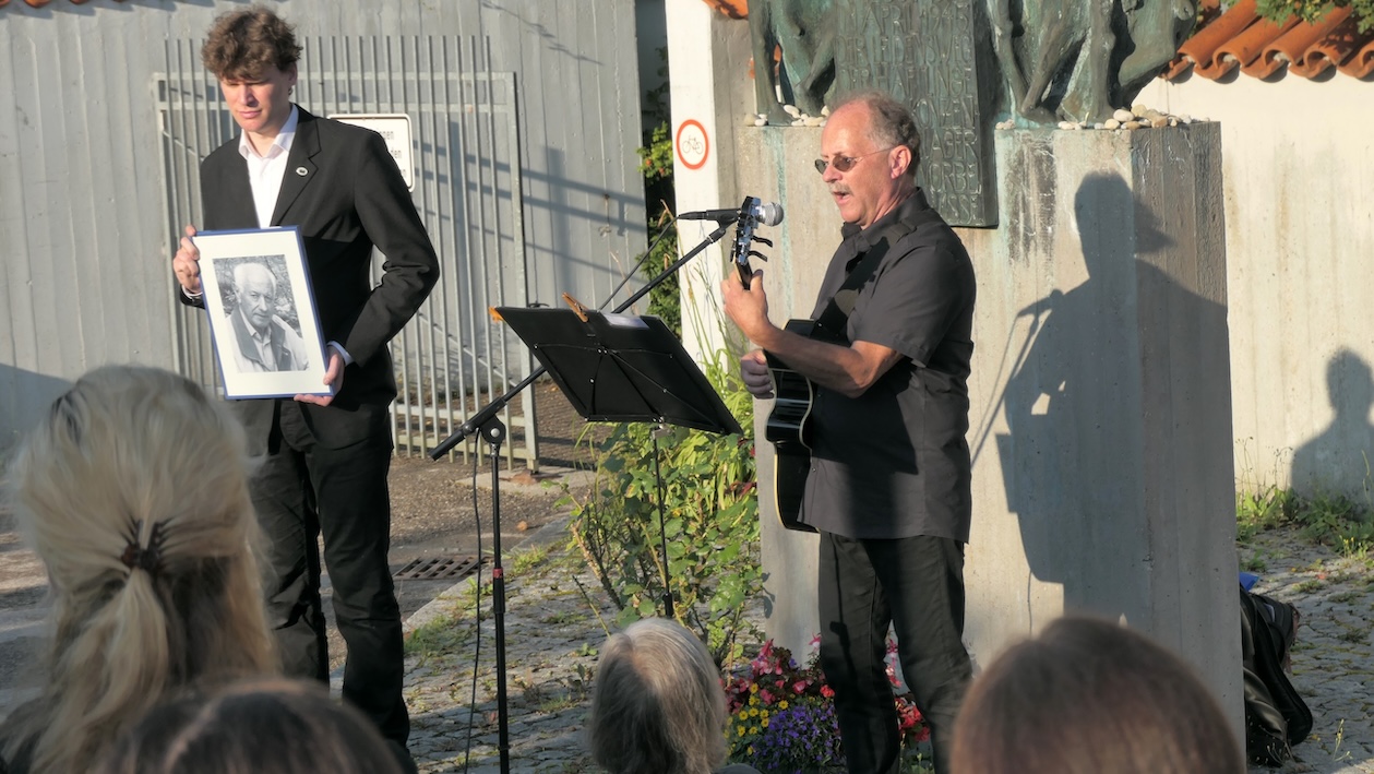 Thomas Schaffert singt ein Psalmlied.